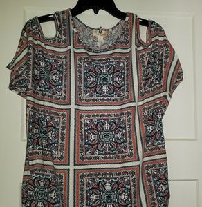 Gorgeous top with shoulders out.